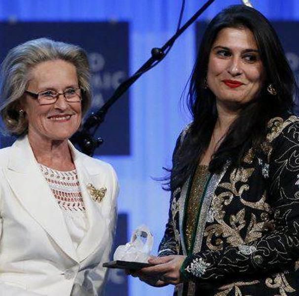 Sharmeen Obaid Chinoy receiving the Crystal Award from the Queen Elizabeth II