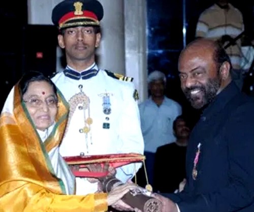 Shiv Nadar receiving the Padma Bhushan from then President of India Pratibha Patil