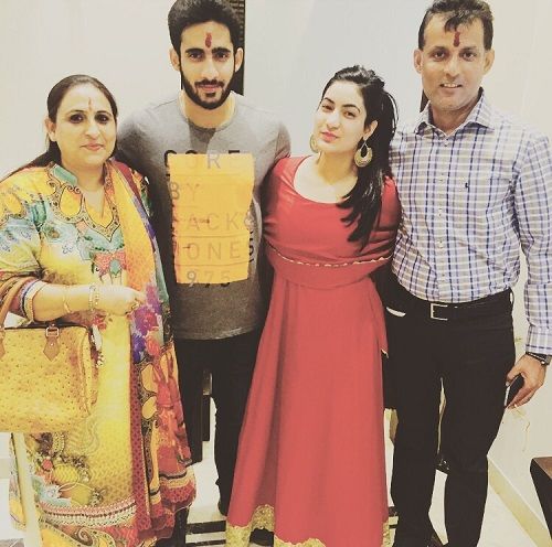 Suhani Chaudhary with her brother and parents