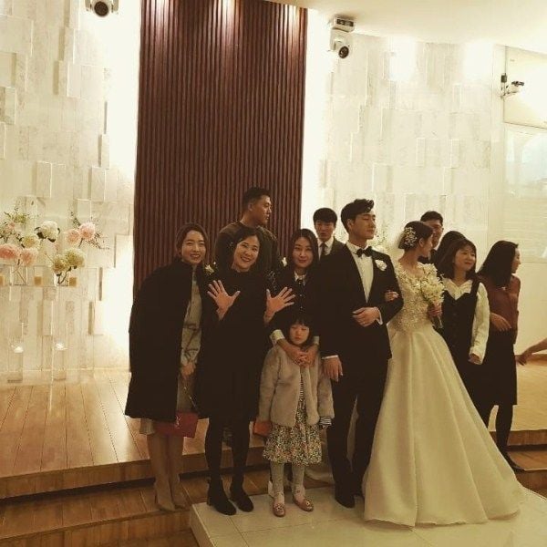 The wedding picture of Park Hae-soo and his wife