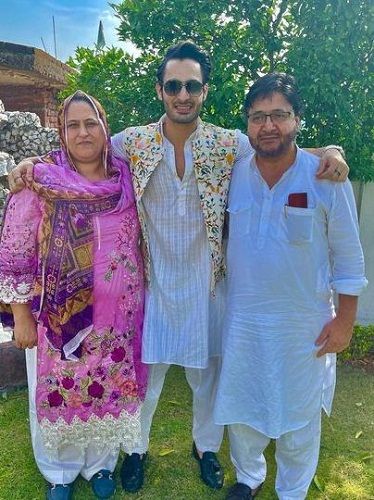 Umar Riaz with his parents