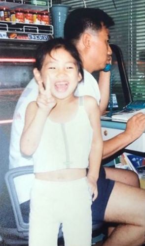 A childhood picture of Jung Ho-yeon with her father