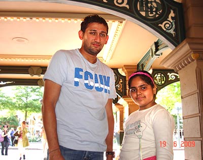 Ajit Agarkar with a young fan at Disneyland in 2009