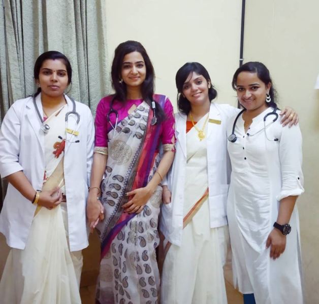 Anjana Shajan with her doctor colleagues