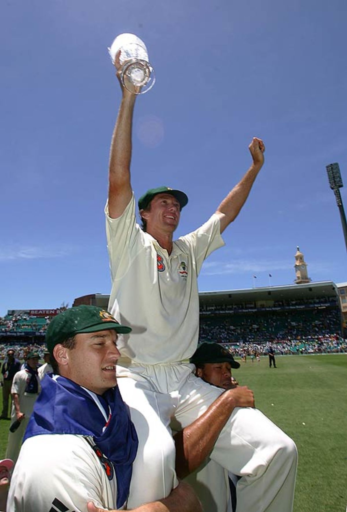 Glenn Mcgrath acknowledging the crowd after playing his final test at Sydney on 5 January 2007