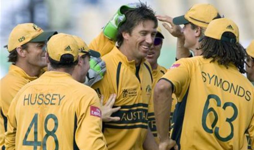 Glenn Mcgrath congratulating by his teammates after taking a wicket of Aftab Ahmed in 2007 ICC World Cup