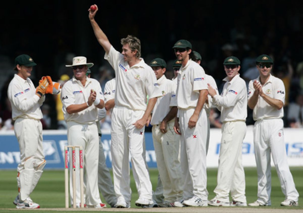 Glenn Mcgrath getting applauds from his teammates after taking 500th wicket in a form of Marcus Trescothick