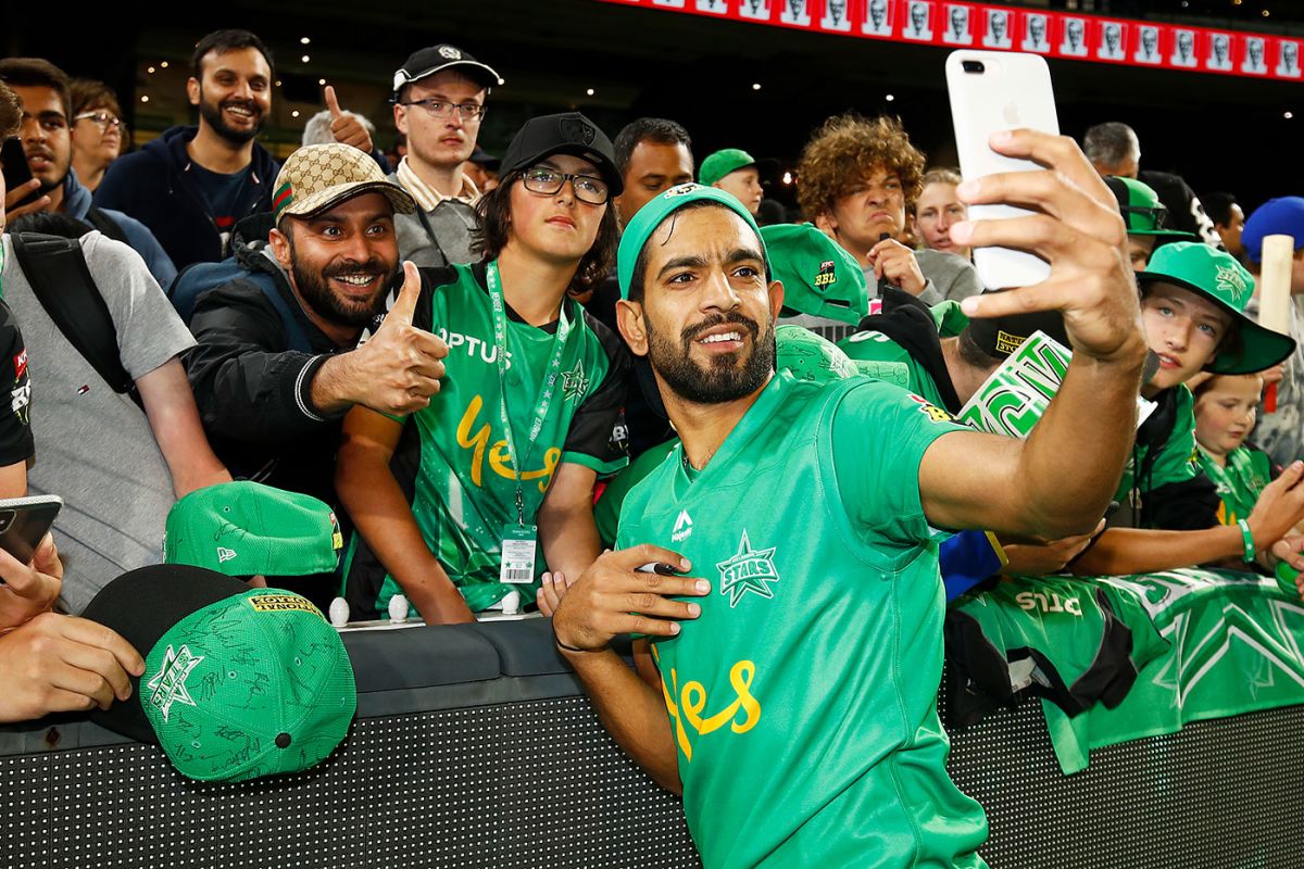 Haris Rauf taking a selfie with his fans