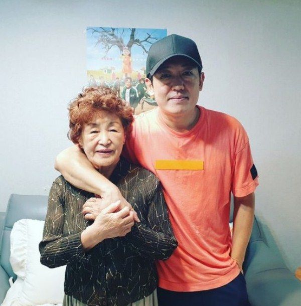 Heo Sung-tae with his mother