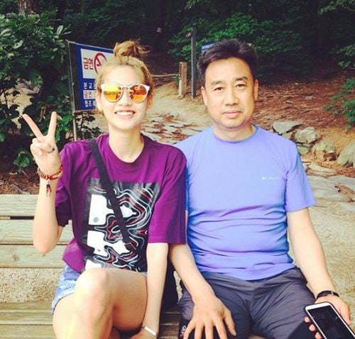 Jung Ho-yeon with her father