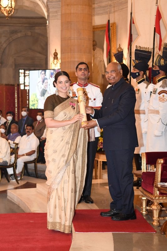 Kangana Ranaut receiving Padma Shri from President Ram Nath Kovind