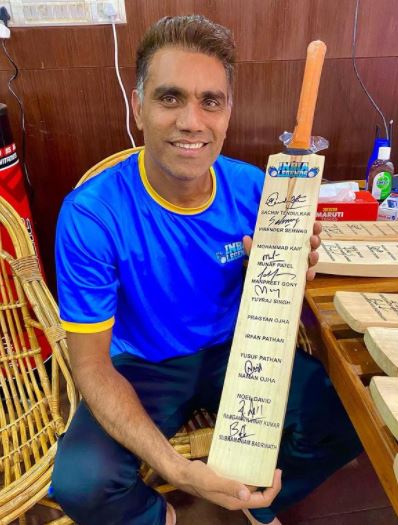 Munaf Patel with an autographed bat of some of the famous Indian cricketers