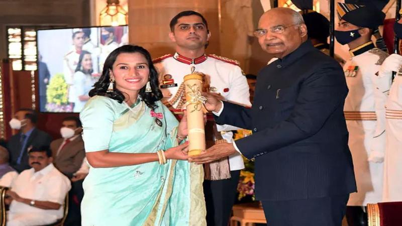 Rani Rampal receiving the Padma Shri award from President Ram Nath Kovind