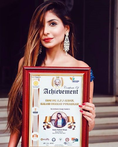 Sana Sultan Khan with her Social Media Star of the Year 2021 award