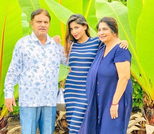 Sana Sultan Khan with her parents