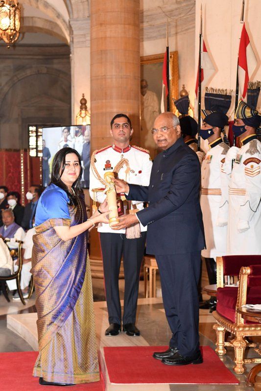 Sushma Swaraj’s daughter Bansuri Swaraj receiving the Padma Vibhushan award by President Ram Nath Kovind