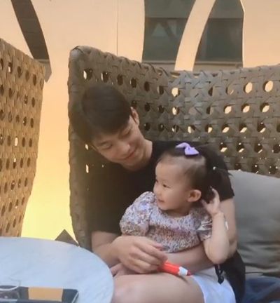 Wi Ha-joon with his niece