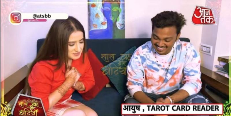 Ayush Gupta while reading Tarot Cards of Aalisha Panwar on Aaj Tak