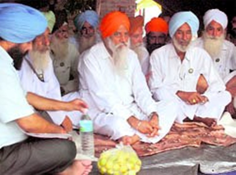 Balbir Singh Rajewal (in orange turban) sitting on hunger strike in 2013