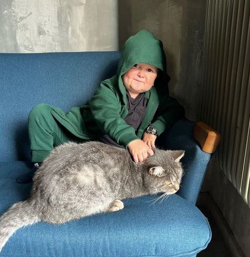 Hasbulla with his pet cat