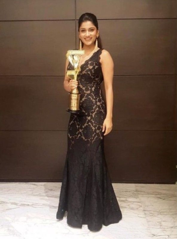 Ishita wins Best supporting actress for Sonu ke titu ki sweety at TIIFA