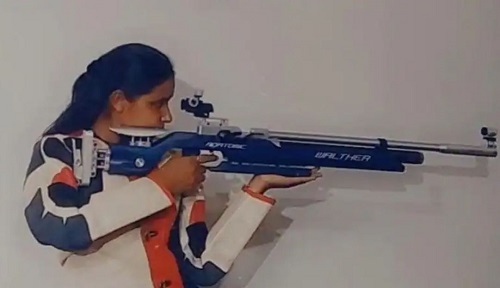 Konica Layak holding her rifle gifted by Sonu Sood