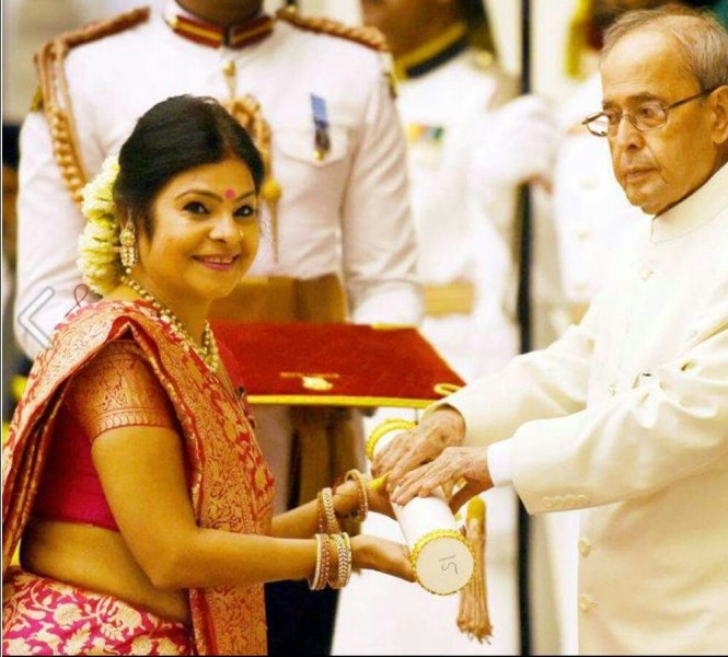 Malini Awasthi while receiving the Padma Shri award from the then president of India Pranab Mukherjee