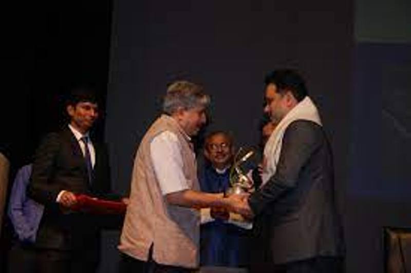 Amish recieving award in IIM Calcutta