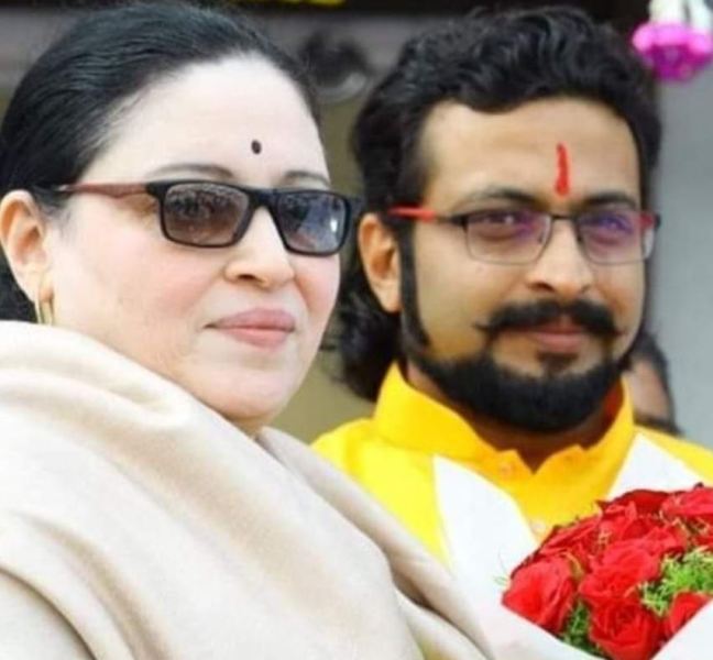 Amol Kolhe with his mother
