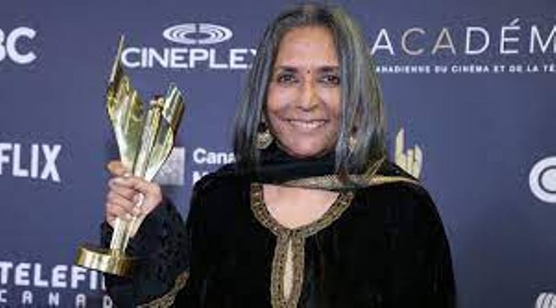 Deepa Mehta receiving Lifetime Achievement Award