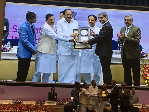 Dr. Rajesh Shah receiving the Best Research Paper Award by Govt. of India (AYUSH)