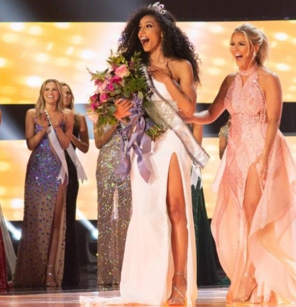 Kryst being crowned as Miss USA 2019