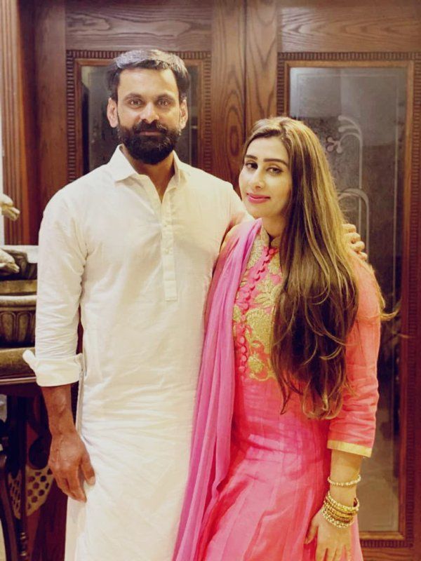 Mohammad Hafeez with his wife