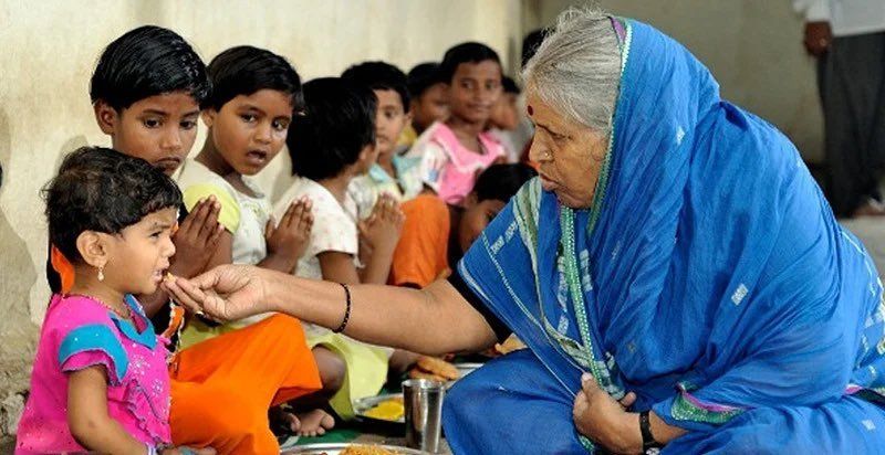 Sindhutai Sapkal feeding the orphaned children