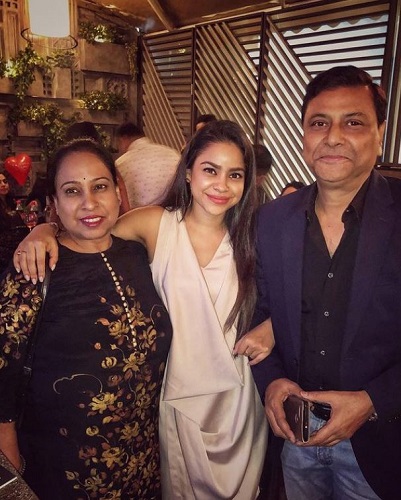 Sumona Chakravarti with her parents