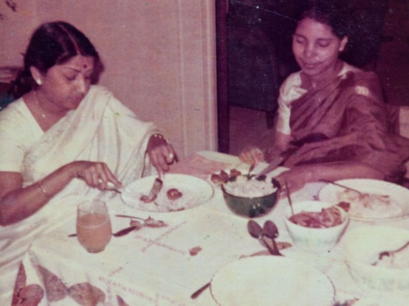 A rare photo of Lata Mangeshkar enjoying her meal