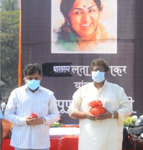 Aadinath Mangeshkar collecting ashes of Lata Mangeshkar