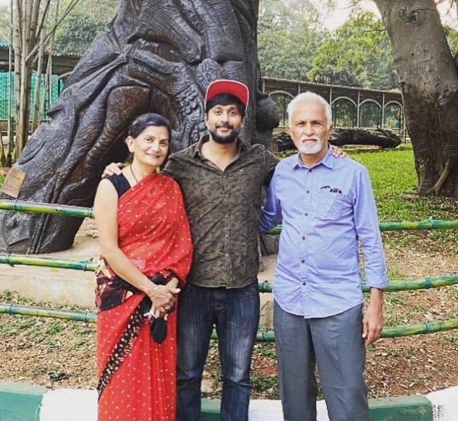 अपने माता-पिता के साथ चेतन कुमार