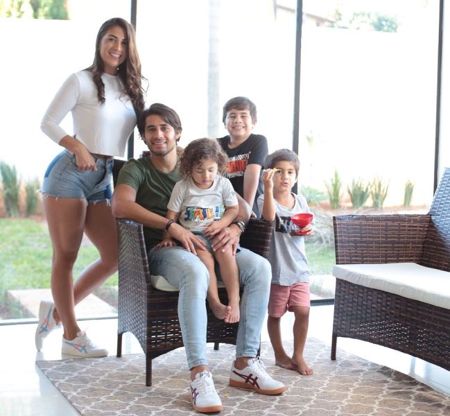 क्रिस्टीना वीटा अरंडा अपने पति और उनके बच्चों के साथ