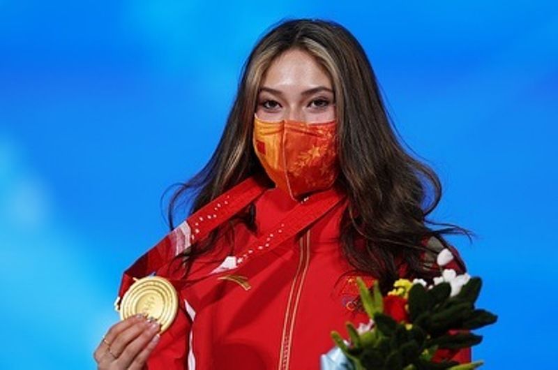 Eileen Gu with her gold medal at the Beijing Winter Olymmpic 2022