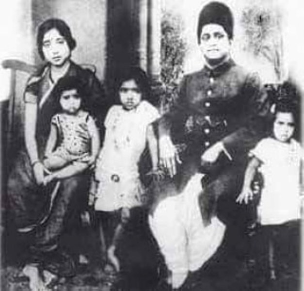 (From Left to Right) Shevanti Mangeshkar (Wife), Asha (on her mother's lap), Lata Mangeshkar, Master Deenanath Mangeshkar, and Meena