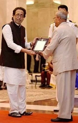 Hridaynath Mangeshkar receiving Sangeet Natak Akademi Fellowship and Awards from the 13th President of India Pranab Mukherjee