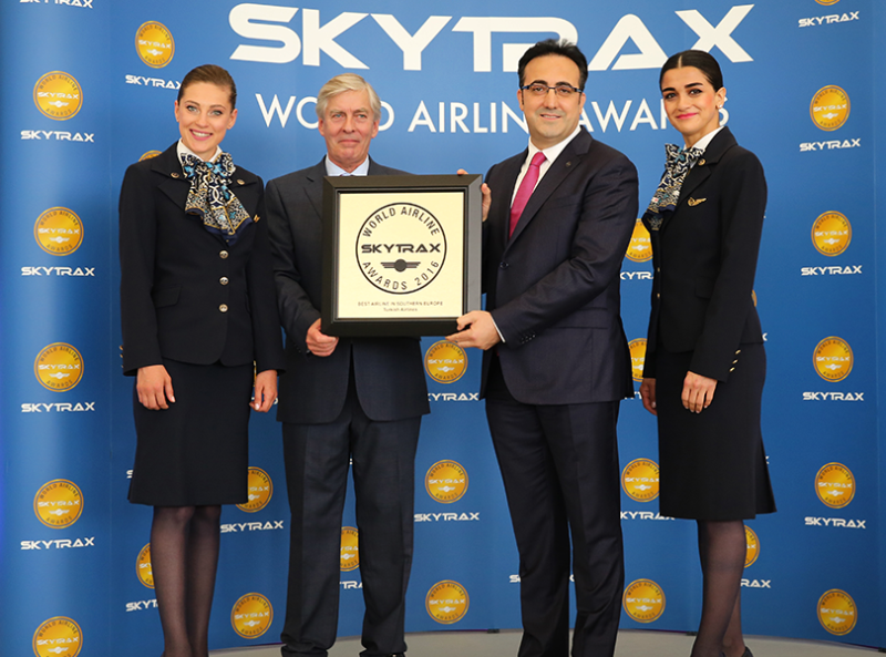 İlker Aycı receiving the Skytrax World Airline Award (2016)