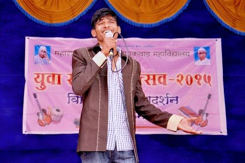 Jugaadu Kamlesh singing at an event