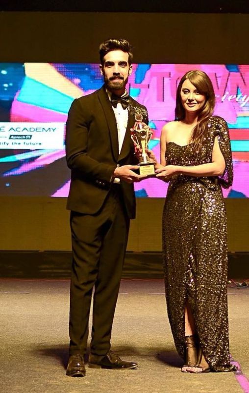 Karron S Dhinggra receiving award for Best Digital Creator
