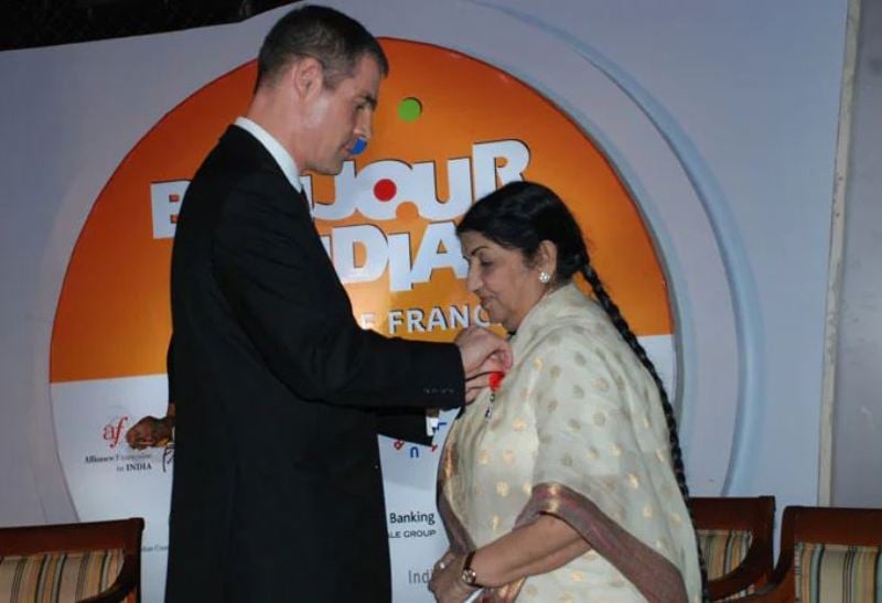 Lata Mangeshkar (R) receiving the 'Officier de la Legion d'honneur' from French Ambassador to India Jrme Bonnafont in 2009