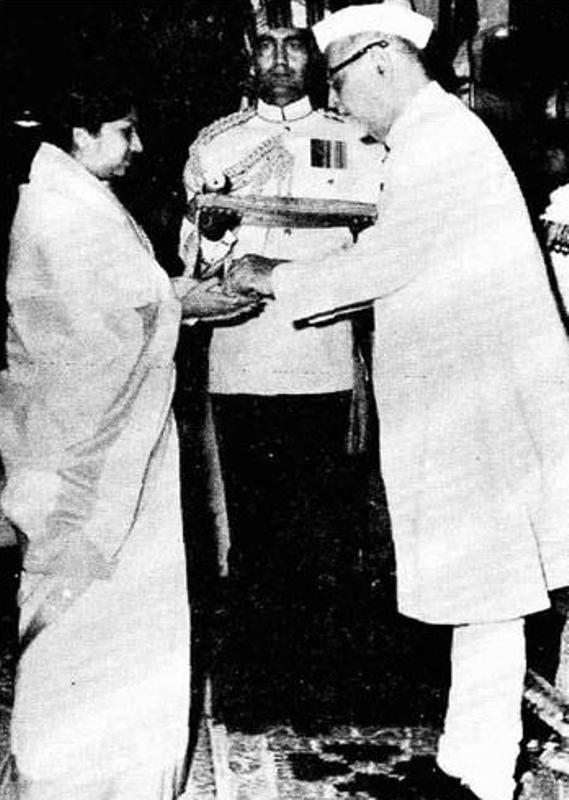 Lata Mangeshkar receiving Padma Bhushan