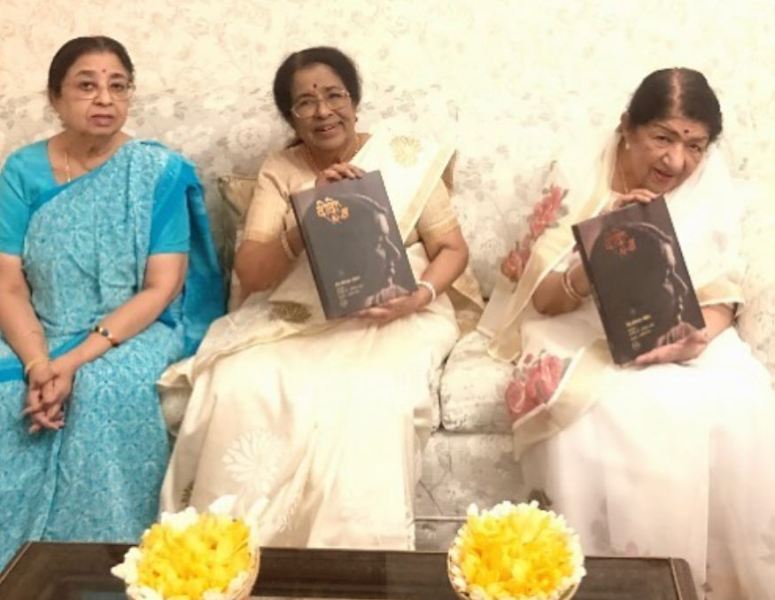 Meena Khadikar (middle) Lata Mangeshkar (extreme right) while showing the book Didi aur Main in 2019