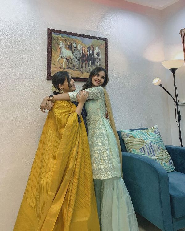 Pooja Mundhra with her sister