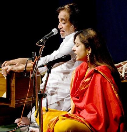 Radha Mangeshkar performing at a stage show with her father